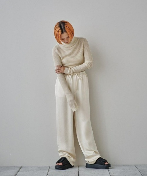 TODAYFUL(トゥデイフル)の「Satin Easy Pants(デニムパンツ・レディース・ブラック/キナリ・36inch/38inch)」の14枚目の写真