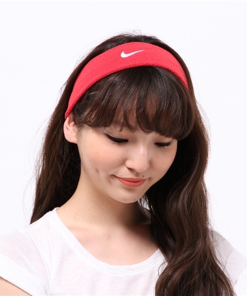 NIKE(ナイキ)の「WEGO/NIKEヘアバンド(ヘアバンド・レディース・レッド/ブラック・FREE)」の4枚目の写真
