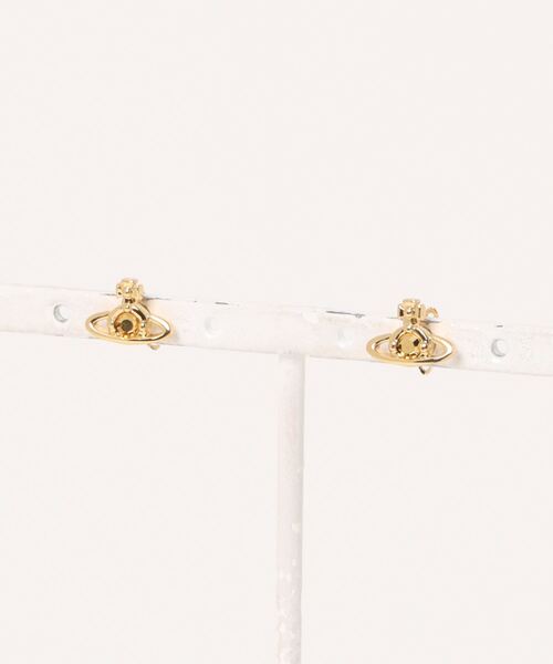 Vivienne Westwood(ヴィヴィアンウエストウッド)の「NANO SOLITAIRE EARRINGS(ピアス(両耳用)・レディース・ゴールド系その他/ブラック/シルバー/ピンクゴールド/グリーン/ゴールド/ピンク/ブルー/Olive /LT.Blue/シルバー系その他/ブルー系その他/Navy/パープル/ライトグリーン/ゴールド×グレー/ライトピンク/ライトパープル/パープル系その他2/ピンク系/クリアブラック/ゴールド系/ゴールド系1/シルバー×ブルー/ブルー系その他2/ブルー系その他3/グリーン系その他/ゴールド系その他2/ピンク系その他/ゴールド系その他3/ゴールド系その他4/ゴールド系その他5/ブルー系その他5/ゴールド系その他6/ゴールド系その他7/シルバー系その他4/グリーン系その他2・FREE)」の6枚目の写真