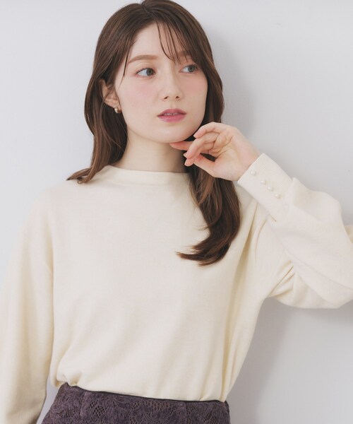 index(インデックス)の「ふんわりボトルネックパフスリーブニット【洗濯機OK】(ニット/セーター・レディース・オフホワイト/グレー/チャコールグレー/イエロー系その他/ピンク/サックスブルー系7・36/38/40/42)」の2枚目の写真
