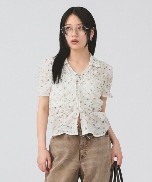 Ray BEAMS(レイビームス)の「フラワー プリント シャーリング シャツ 26SS 花柄 ショート丈 洗える イージーケア 夏 ブラウス(シャツ/ブラウス・レディース・オフホワイト/ブラック・ONE SIZE)」の1枚目の写真