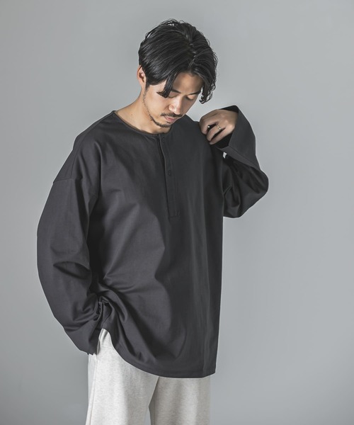 URBAN RESEARCH(アーバンリサーチ)の「オーガニックコットンスリーピングシャツ(Tシャツ/カットソー・メンズ・オフホワイト/ブラック系その他/グリーン系その他・MEDIUM/LARGE)」の3枚目の写真