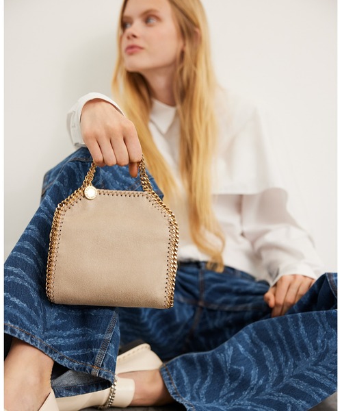 STELLA McCARTNEY(ステラマッカートニー)の「Falabella Tiny Tote Bag / ファラベラ タイニー トートバッグ(ショルダーバッグ・レディース・ベージュ/ブラック・ONE SIZE)」の7枚目の写真