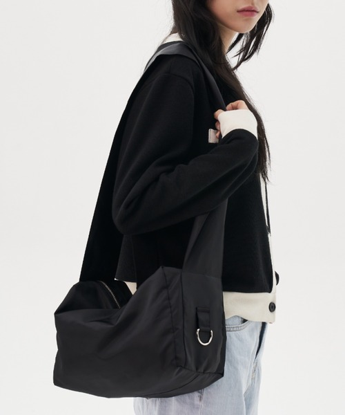 FEKETE(フェケテ)の「FEKETE MADE SUPER WIDE STRAP SHOULDER BAG / MEDIUM(ショルダーバッグ・メンズ・ブラック/グレー・FREE)」の2枚目の写真