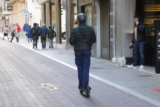Un patinete circula en sentido contrario y por una calle peatonalizada.