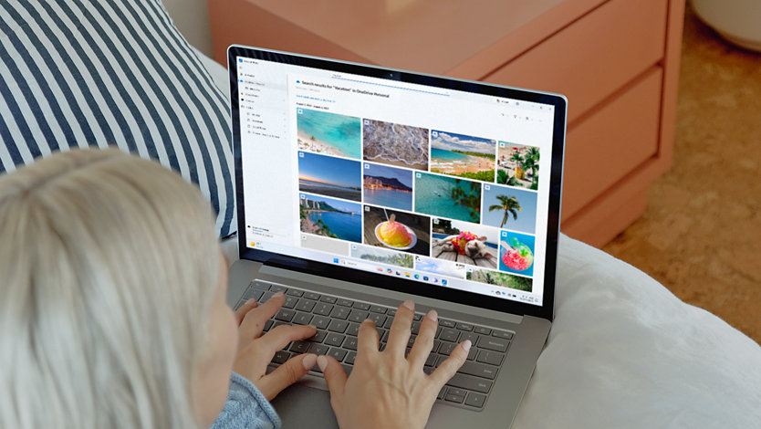 Egy diák a OneDrive-on nézi a nyaralás képeit Surface Laptop készülékén.