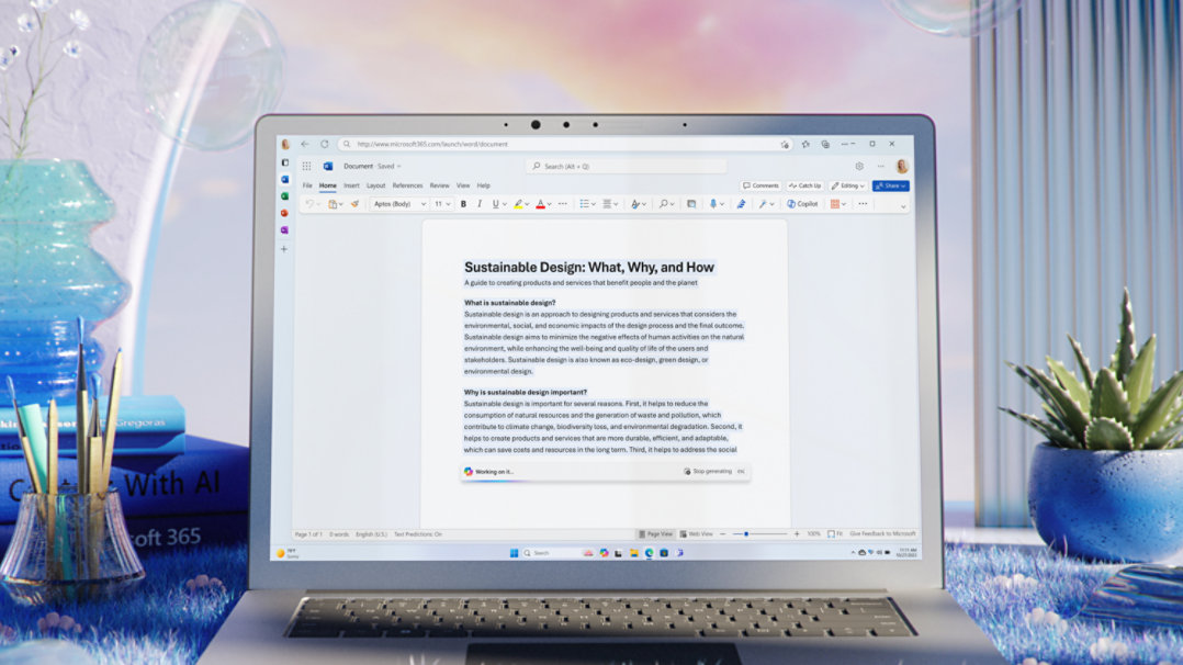 Microsoft Word يستخدم Copilot Pro مفتوح على كمبيوتر محمول.