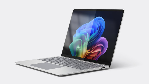 Nach vorn gerichteter Bildschirm des Surface Laptops, der die Vorteile der Entspiegelung zeigt.