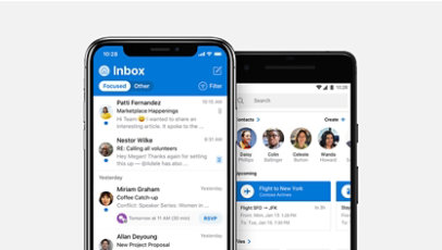 Jeweils ein Smartphone für iOS und Android mit der Outlook-App auf dem Bildschirm