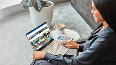 Eine Frau verwendet ein Windows 10-Laptop mit OneDrive