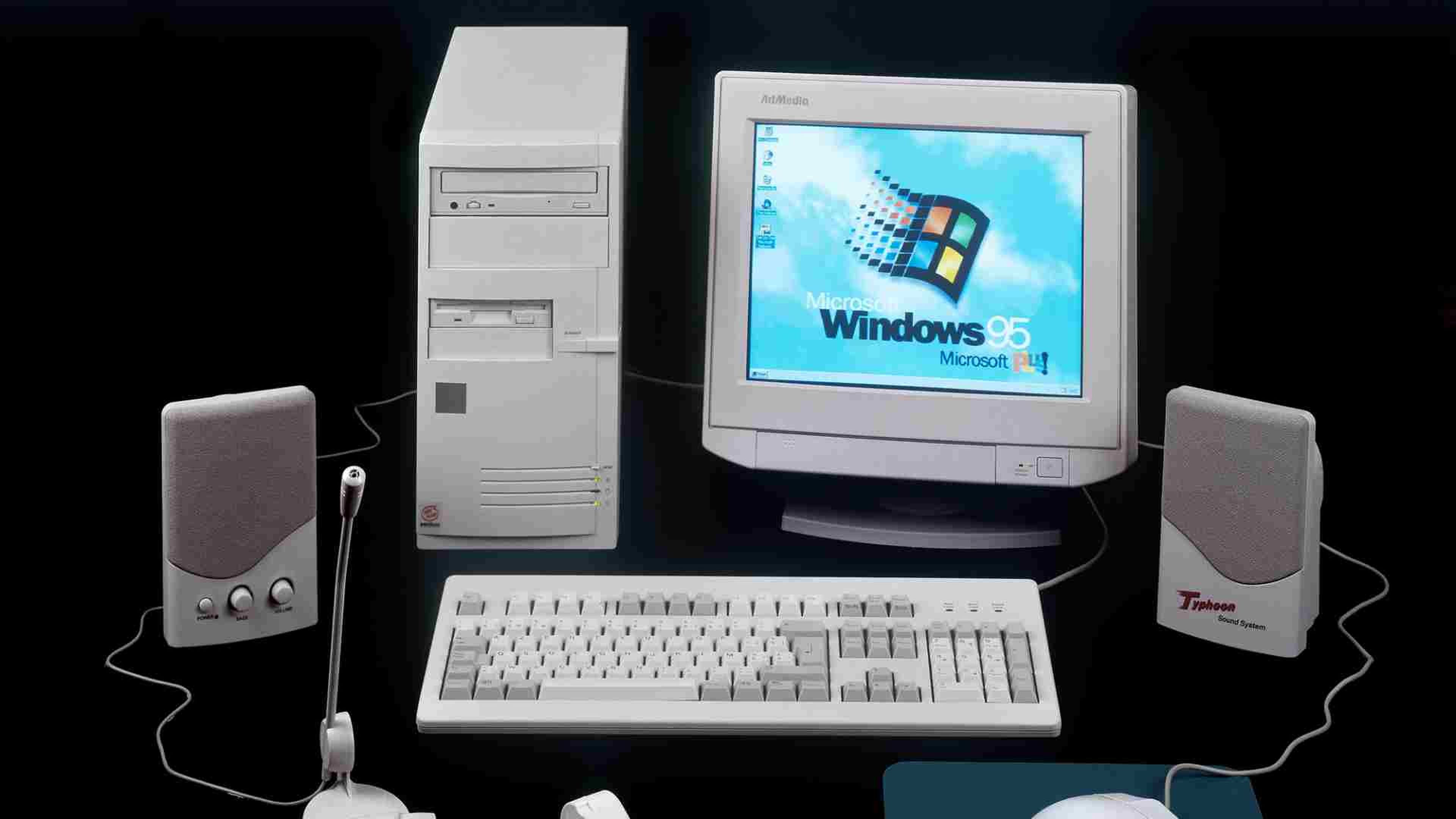 Ordenador retro con Windows 95