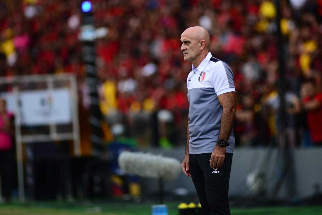 Técnico do Santa Cruz, Itamar Schülle, durante o Clássico das Multidões, na Ilha do Retiro