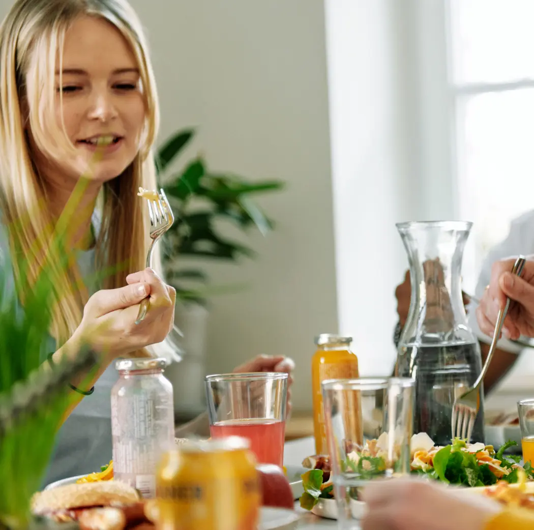 Employee enjoys lunch with foodji dishes 