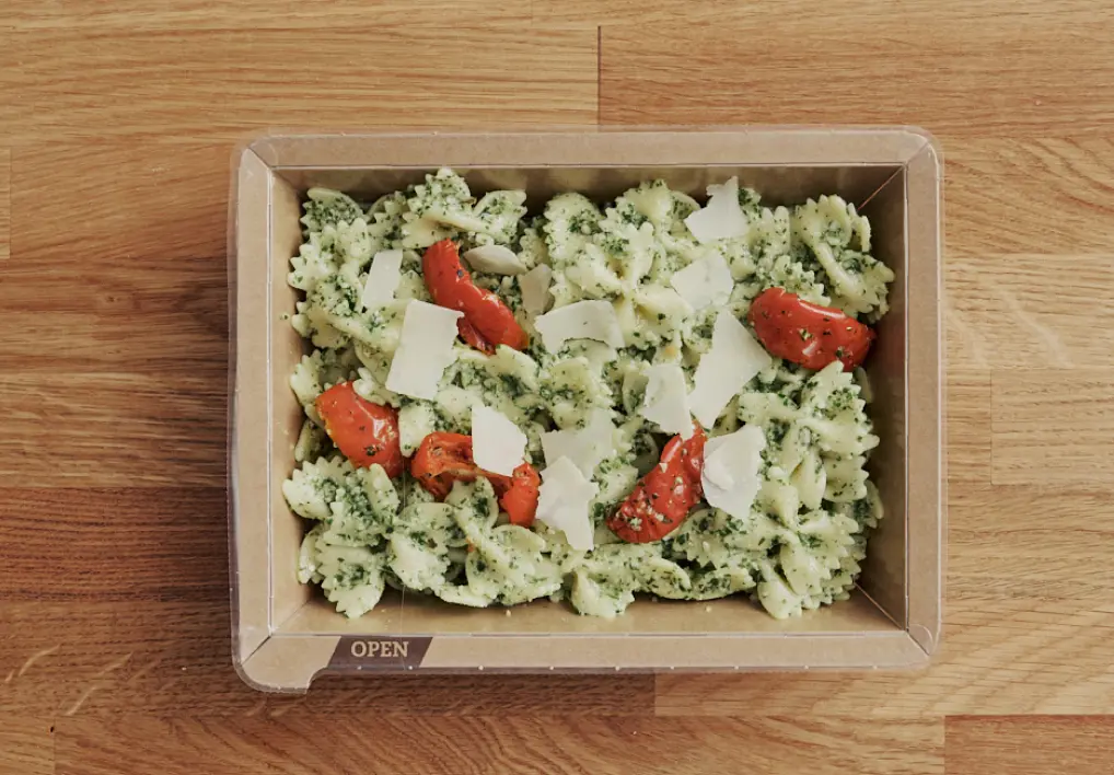 Staff catering: Farfalle with tomatoes and pesto in a halo pack