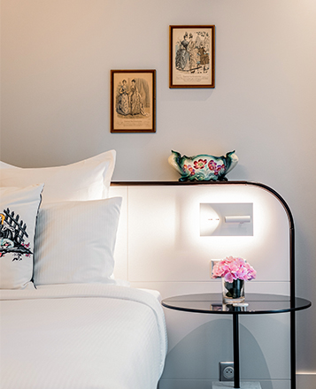 Grand lit avec tableaux sur le mur Machefert Group