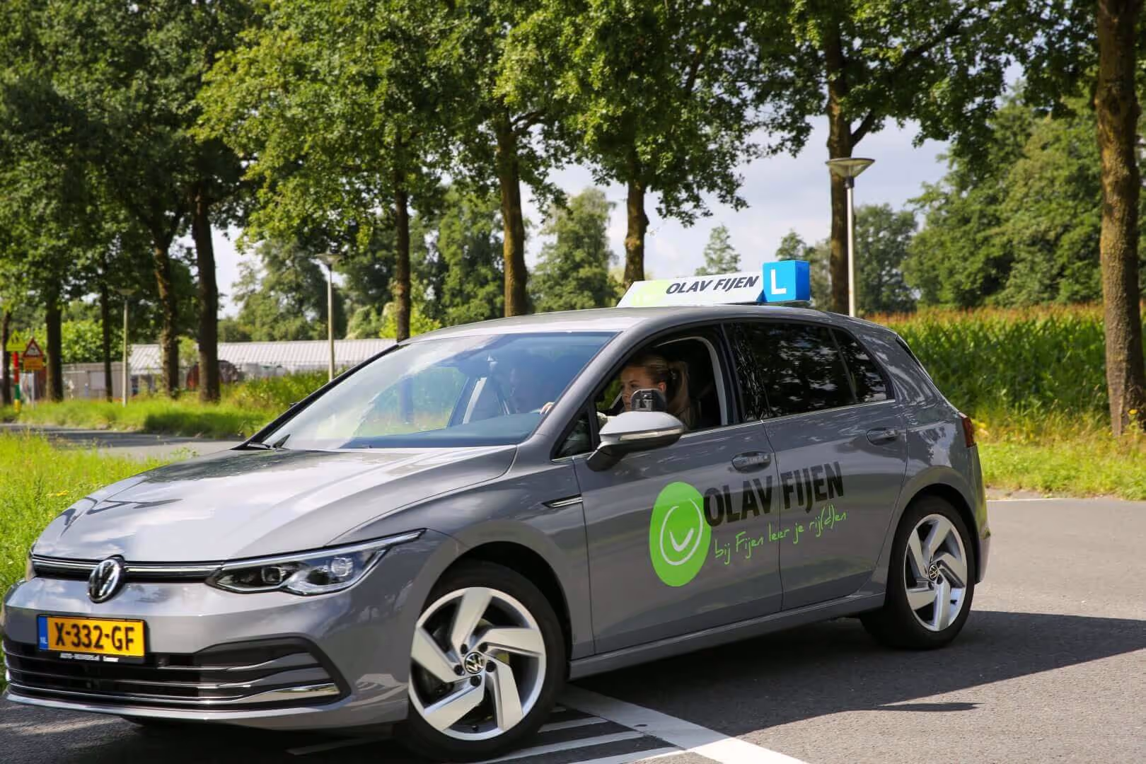 Lesauto van Olav die rijdt met leerling achter het stuur