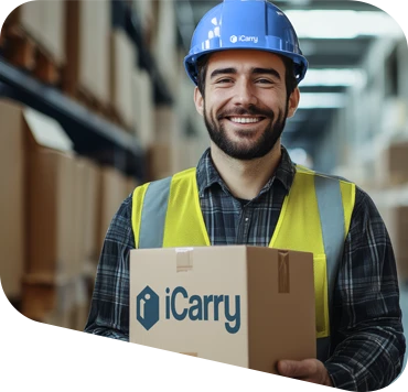 servizi 3PL. Magazziniere sorridente in abito da lavoro con scatola in mano