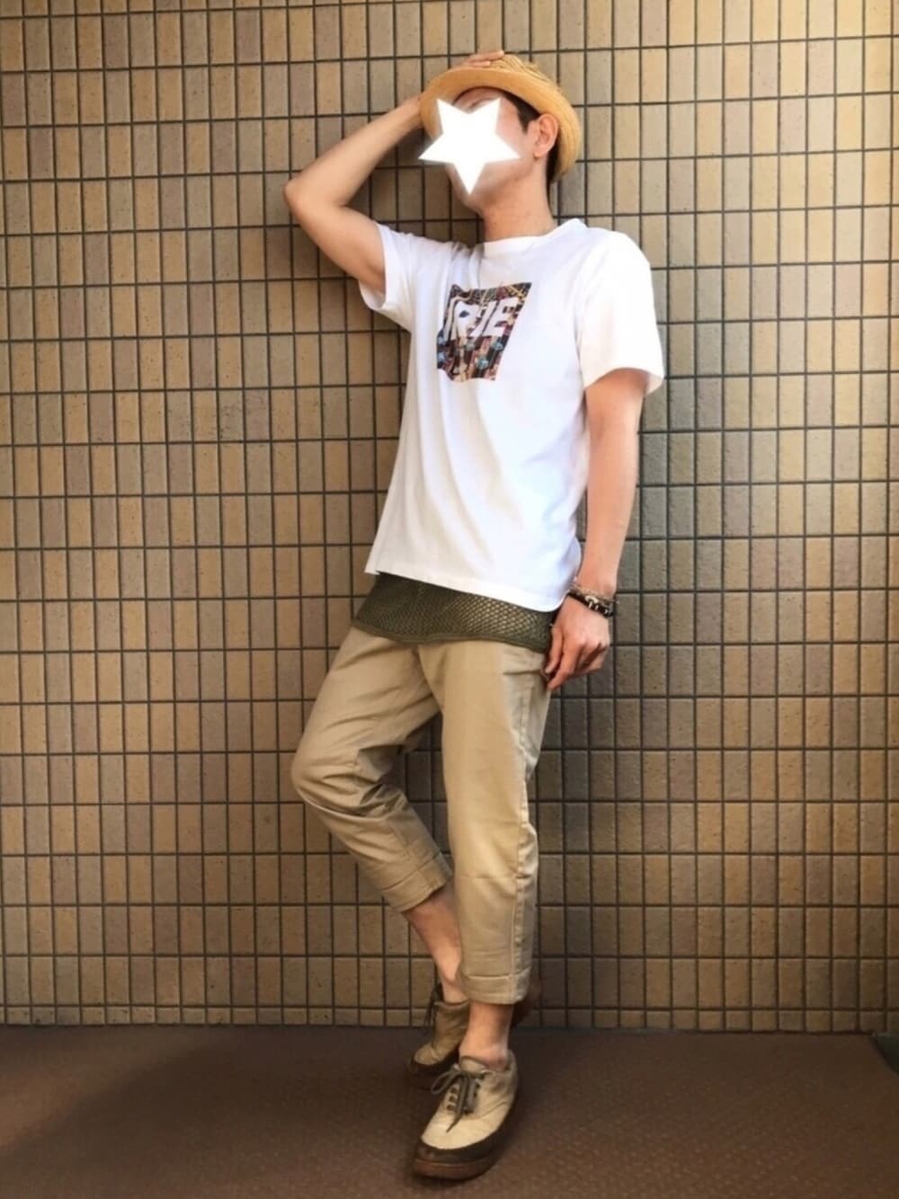 グリーン系のタンクトップ、ホワイト系のTシャツ/カットソー、ベージュ系のパンツを着用したメンズの春コーディネートの1枚目の写真