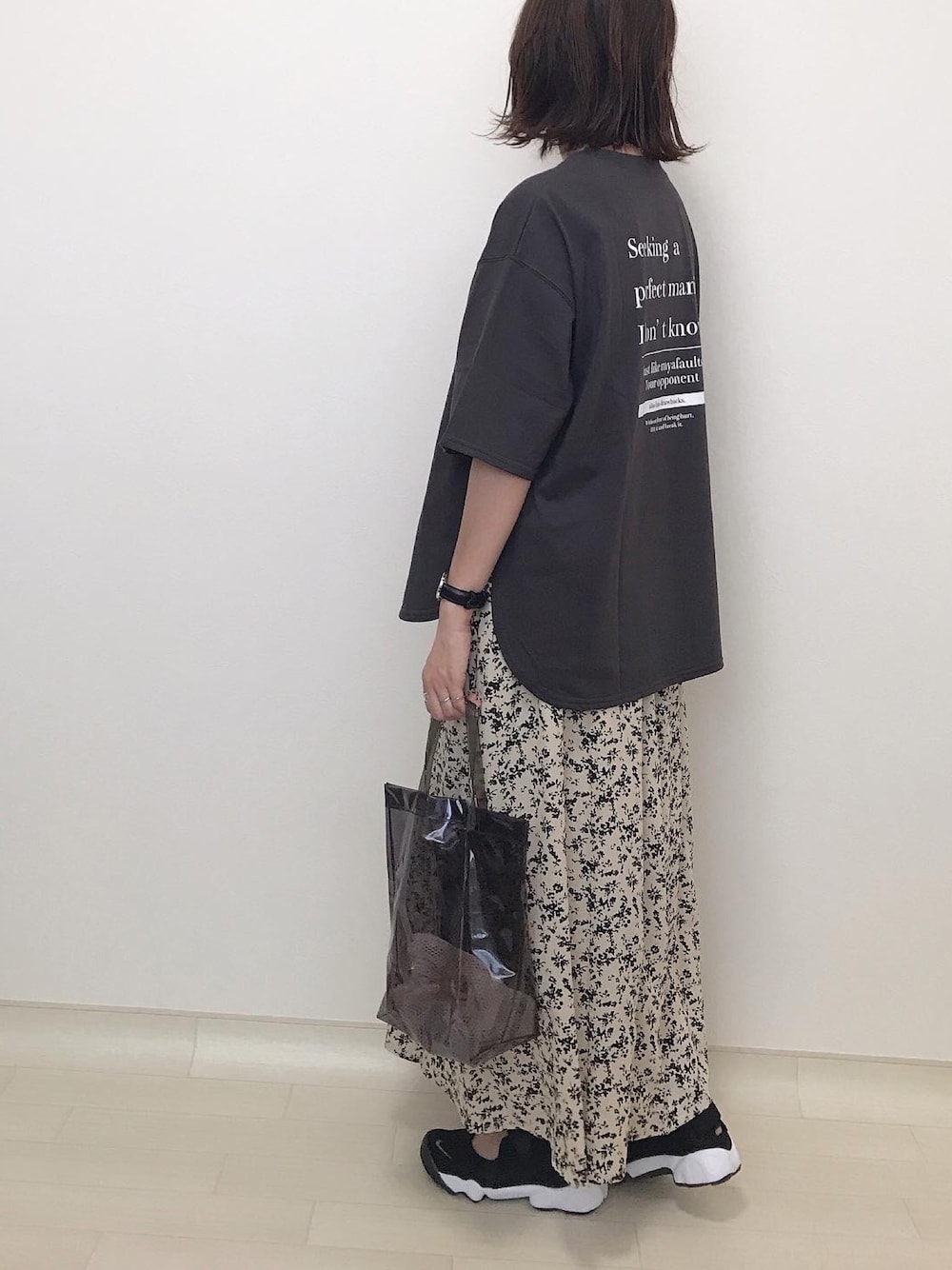 rumiさんの「バックビックロゴTシャツ（moment+）」を使ったコーディネートの1枚目の写真