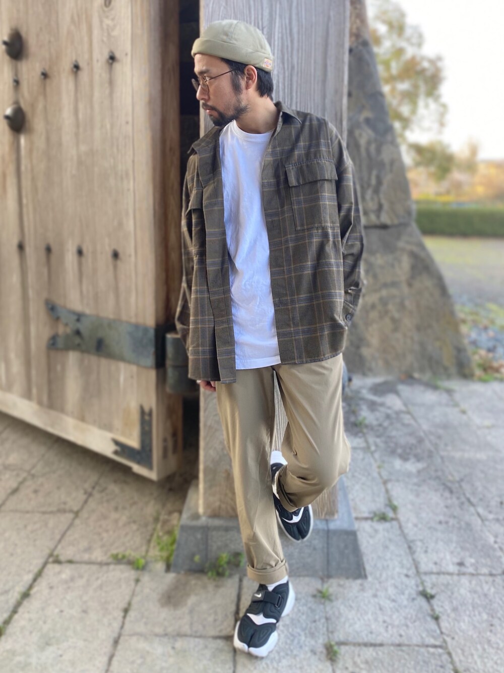 グリーン系のシャツ/ブラウス、ホワイト系のTシャツ/カットソー、ベージュ系のその他パンツを着用したメンズの春コーディネートの1枚目の写真