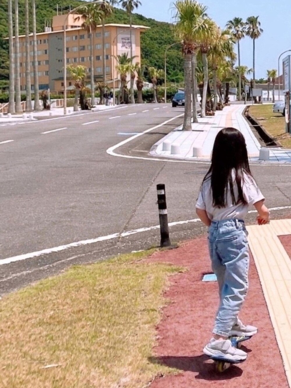 グレー系のTシャツ/カットソー、ブルー系のデニムパンツ、ホワイト系のシューズを着用したキッズの春コーディネートの1枚目の写真