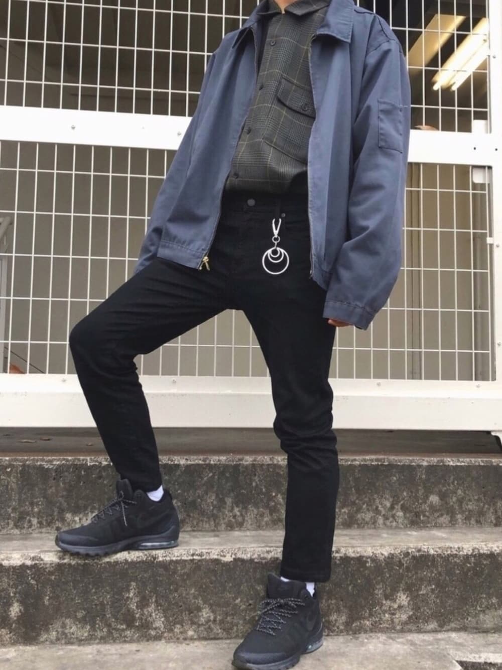 ブラック系のデニムパンツ、グレー系のブルゾン、グレー系のシャツ/ブラウスを着用したメンズの冬コーディネートの1枚目の写真