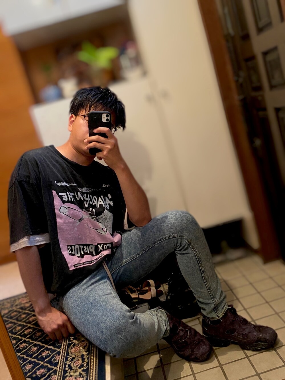 グレー系のTシャツ/カットソー、ベージュ系のTシャツ/カットソー、ブルー系のデニムパンツを着用したメンズの夏コーディネートの1枚目の写真