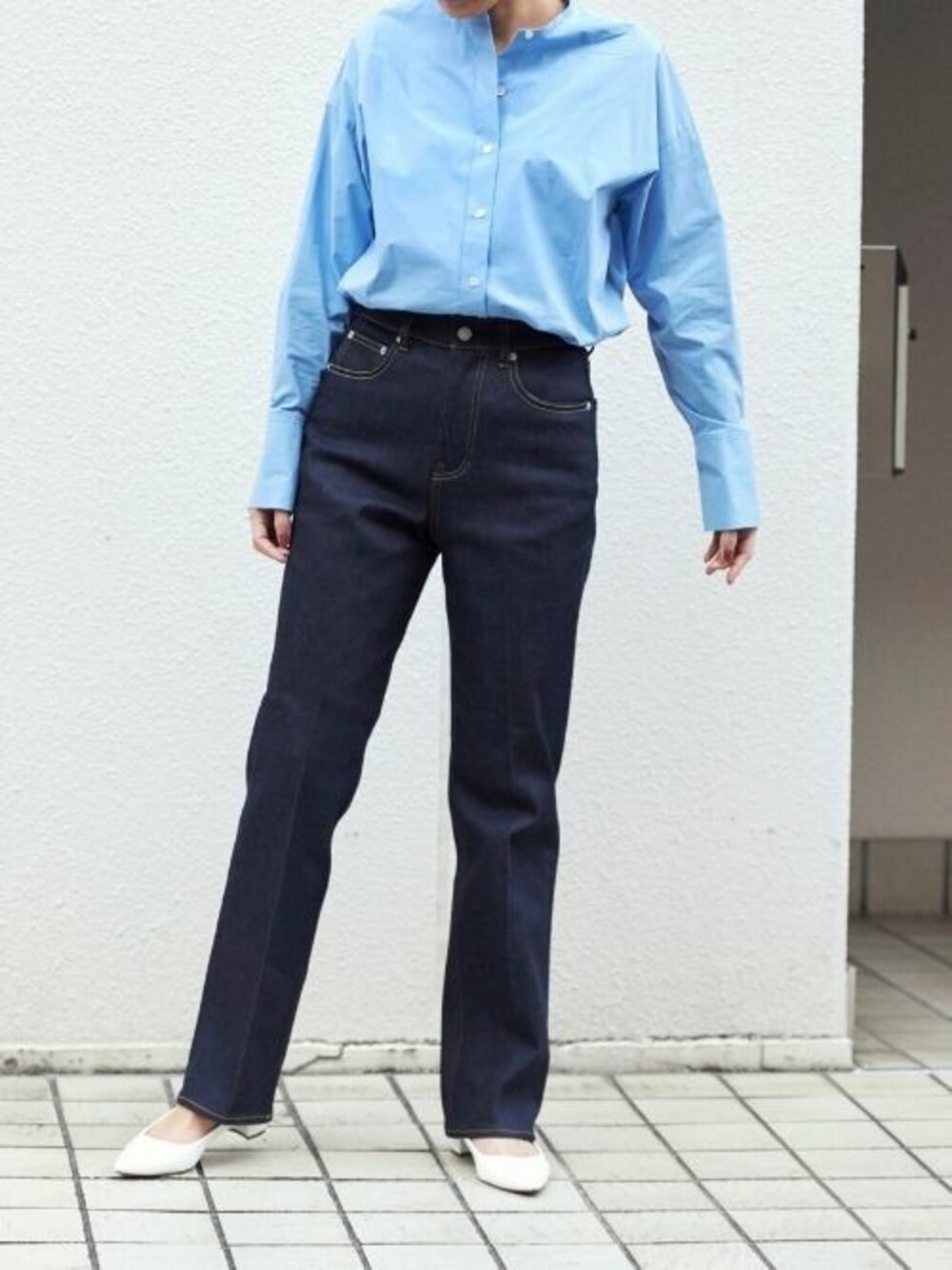 ブルー系のシャツ/ブラウス、ブルー系のデニムパンツを着用したレディースの春コーディネートの1枚目の写真