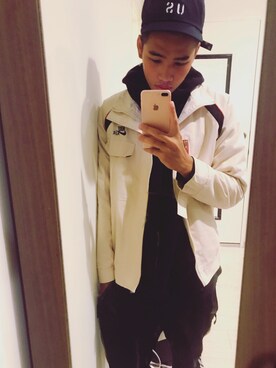 「NIKE(ナイキ)のアイテム(トレンチコート)」を使った、簡宏宇さん(メンズ・183cm)の春コーディネート