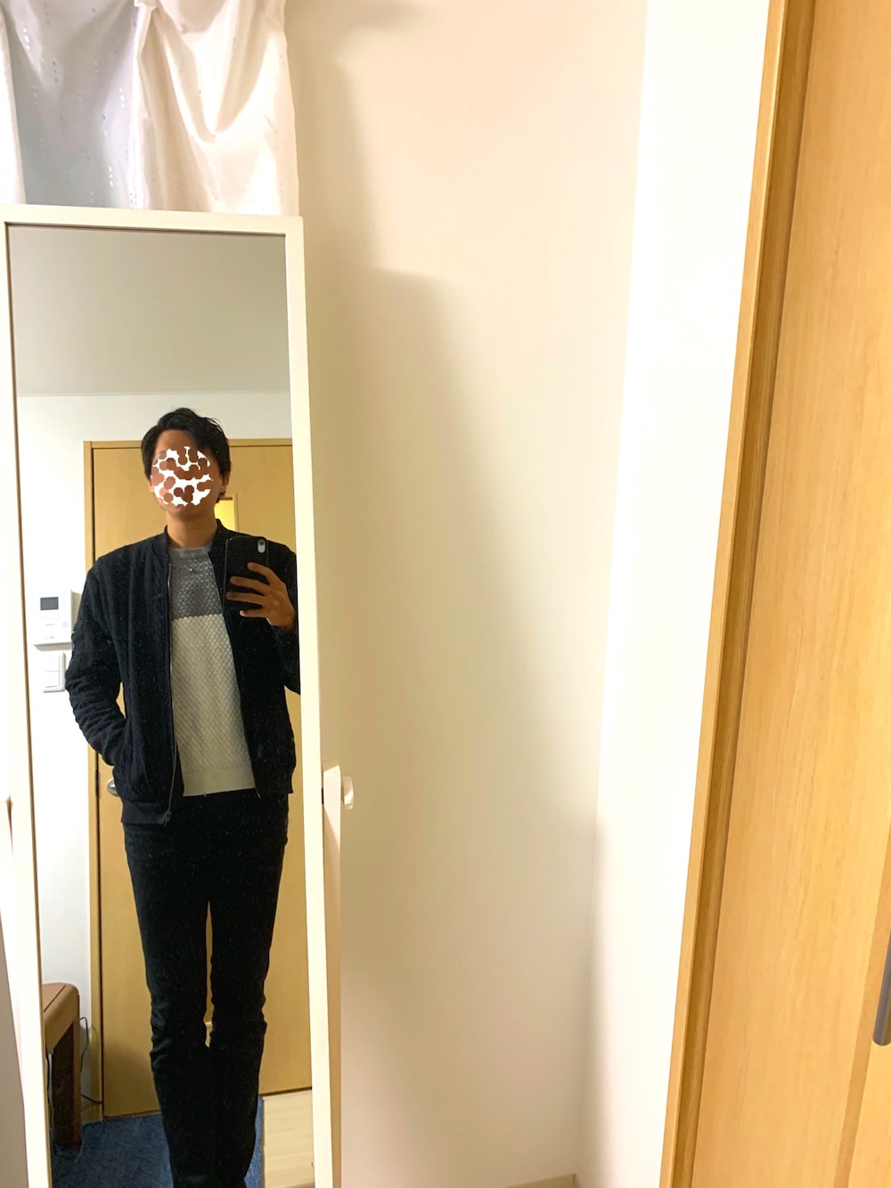 グレー系のニット/セーター、ブラック系のその他パンツ、ブラック系のMA-1を着用したメンズの春コーディネートの1枚目の写真