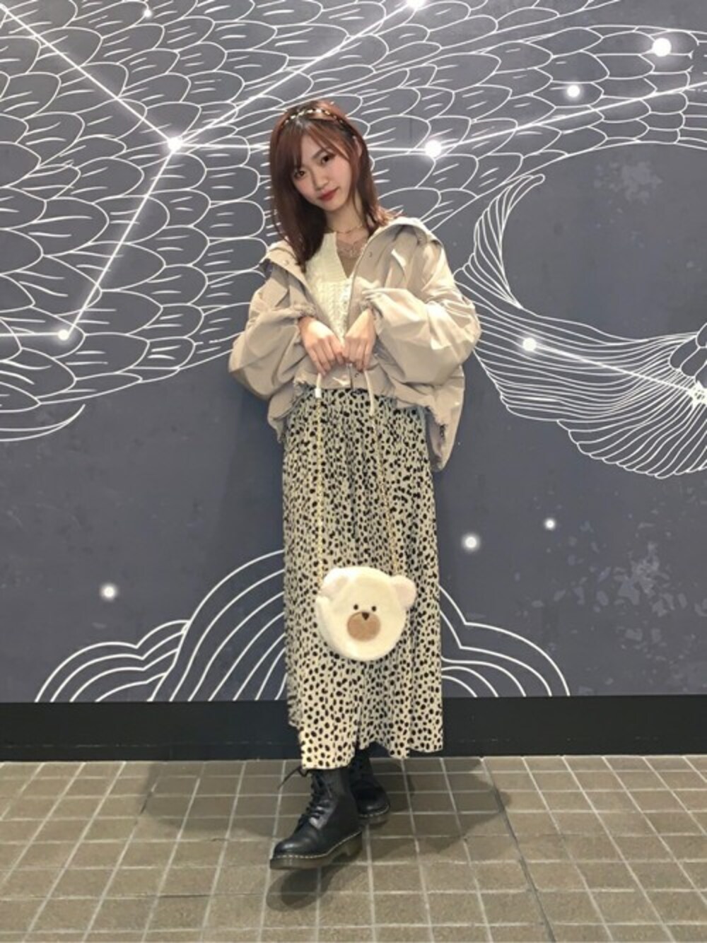 ベージュ系のマウンテンパーカー、ホワイト系のニット/セーター、その他のスカートを着用したレディースの冬コーディネートの1枚目の写真