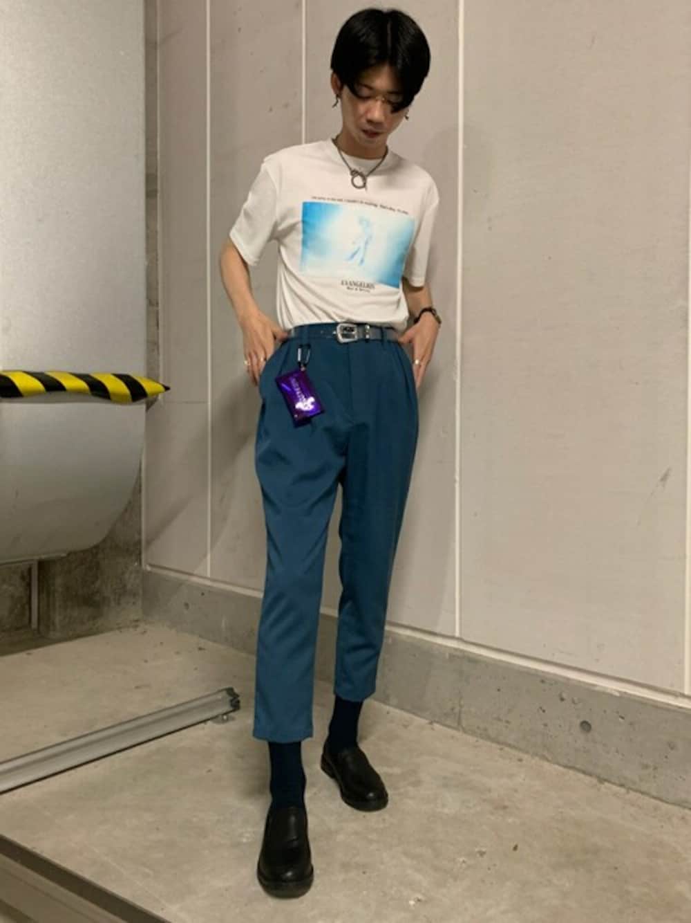 その他のTシャツ/カットソー、ブルー系のスラックス、ブラック系のドレスシューズを着用したレディースの夏コーディネートの1枚目の写真