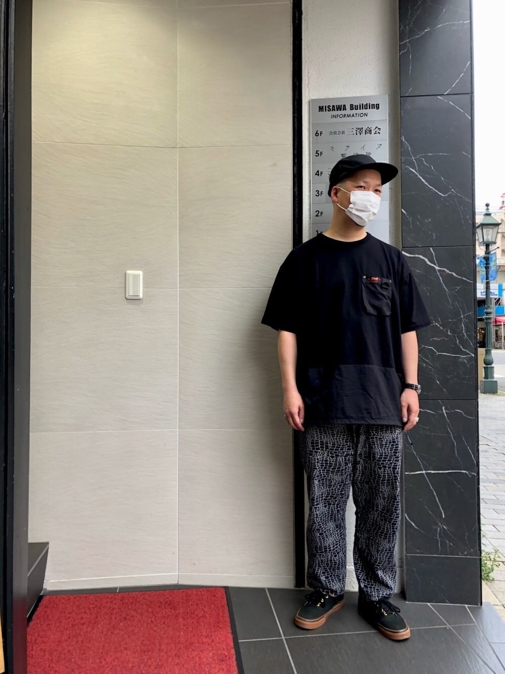 ブラック系のTシャツ/カットソー、ブラック系のその他パンツ、ブラック系のキャップを着用したメンズの春コーディネートの1枚目の写真