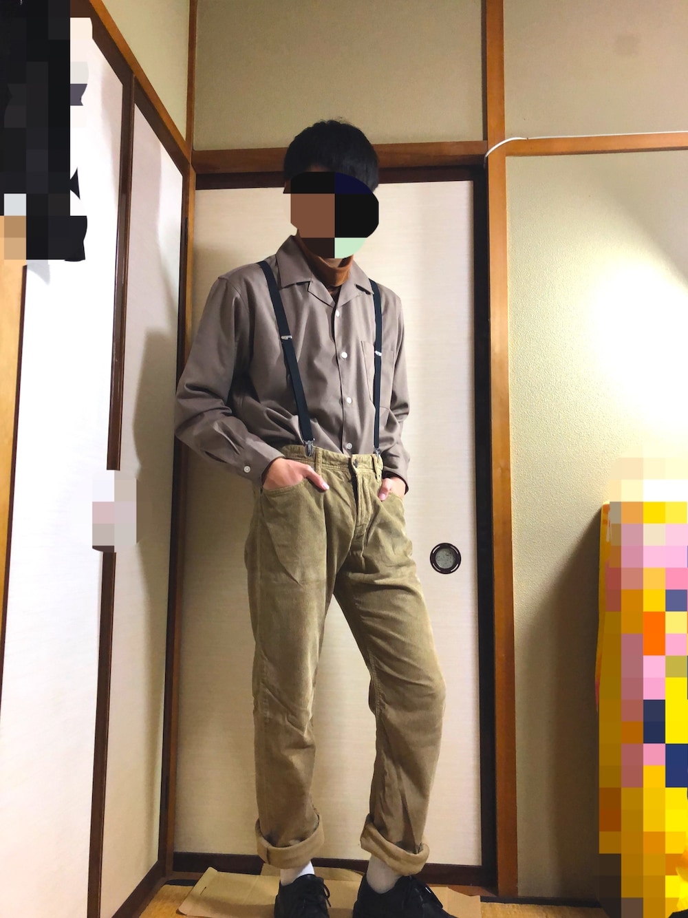 ブラウン系のチノパンツ、グレー系のポロシャツ、ブラウン系のニット/セーターを着用したメンズの冬コーディネートの1枚目の写真