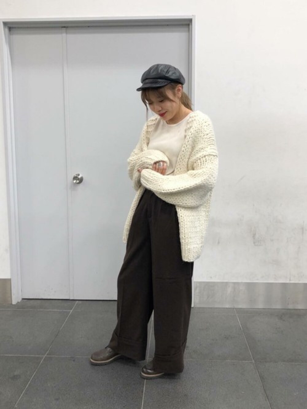 ホワイト系のカーディガン/ボレロ、ブラウン系のその他パンツ、ホワイト系のスウェットを着用したレディースの秋コーディネートの1枚目の写真