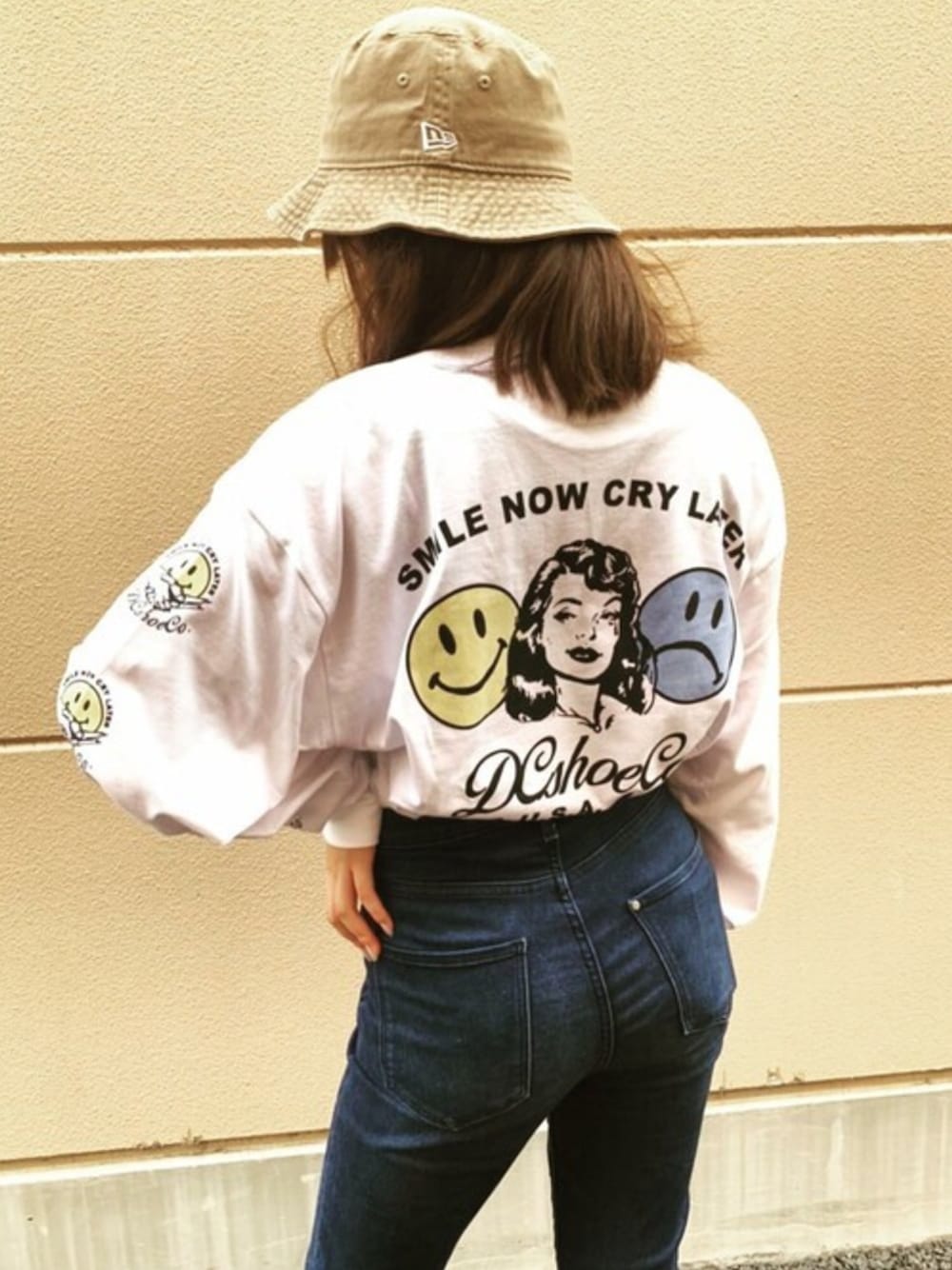 ホワイト系のTシャツ/カットソー、ベージュ系のハットを着用したレディースの夏コーディネートの1枚目の写真