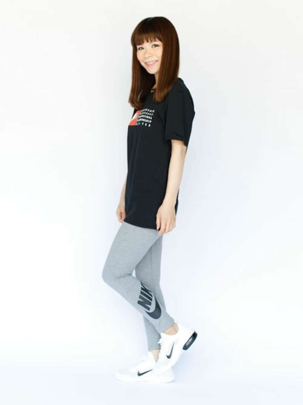 ブラック系のTシャツ/カットソー、ホワイト系のスニーカー、グレー系のレギンス/スパッツを着用したレディースの春コーディネートの1枚目の写真