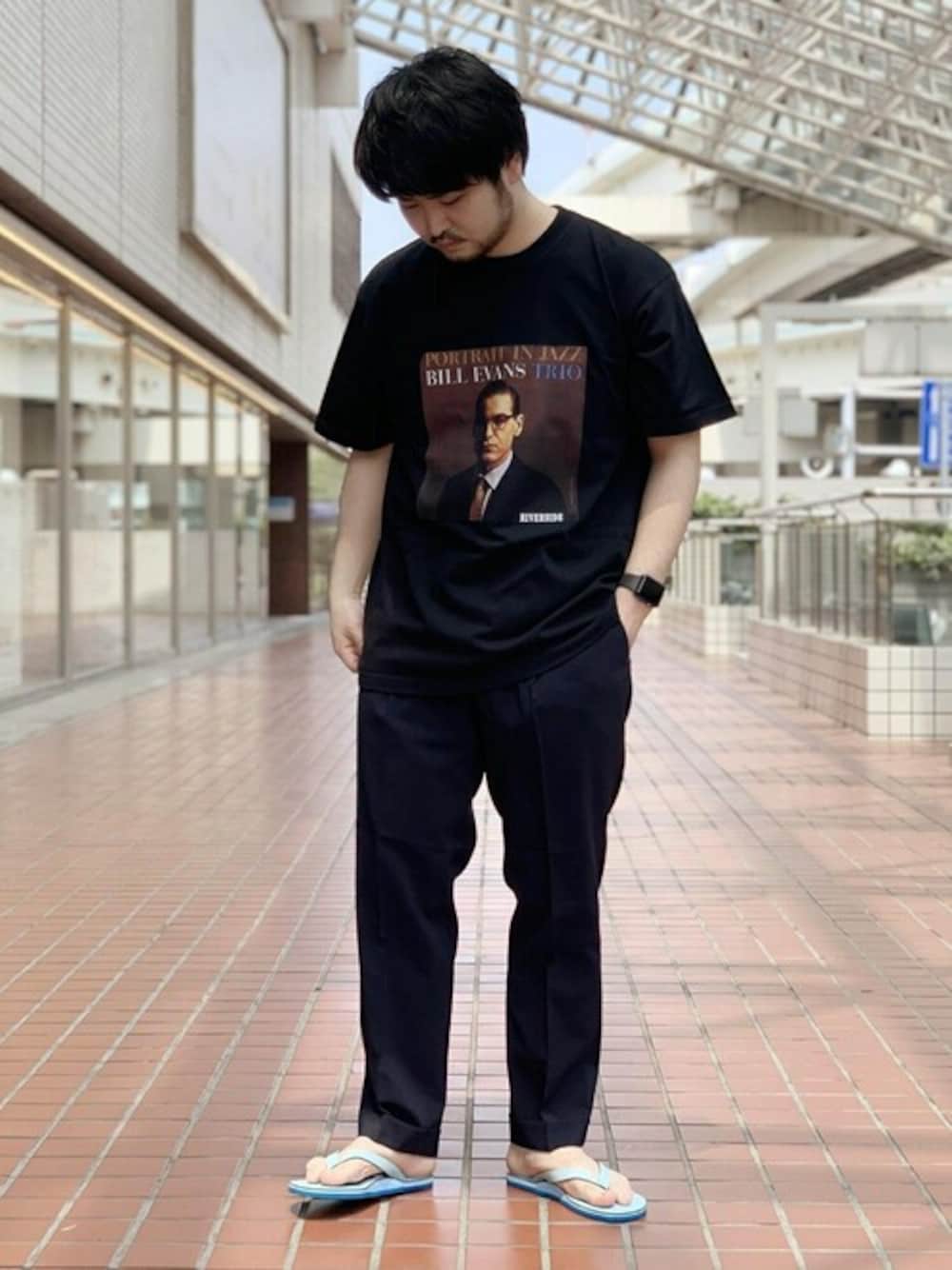 ブラック系のTシャツ/カットソー、ブルー系のサンダルを着用したメンズの夏コーディネートの1枚目の写真
