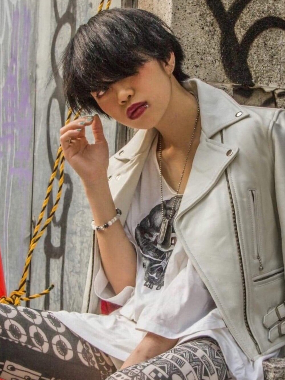 ホワイト系のTシャツ/カットソー、ホワイト系のタイツ/ストッキング、シルバー系のネックレスを着用したレディースの春コーディネートの1枚目の写真