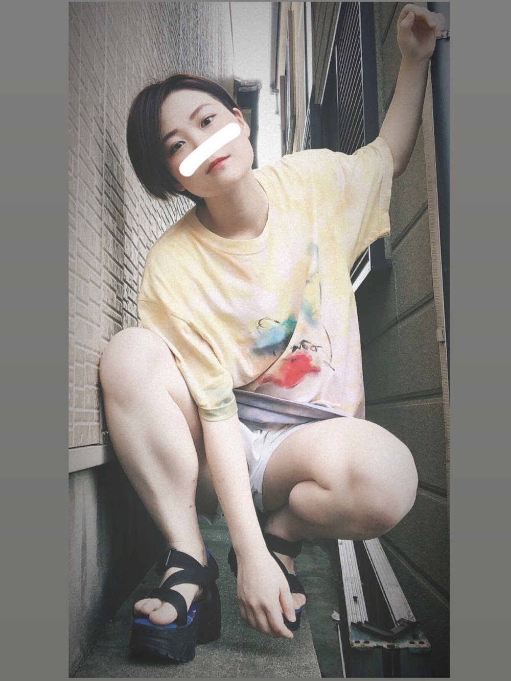 イエロー系のTシャツ/カットソー、ホワイト系のその他パンツ、パープル系のショルダーバッグを着用したレディースの夏コーディネートの1枚目の写真