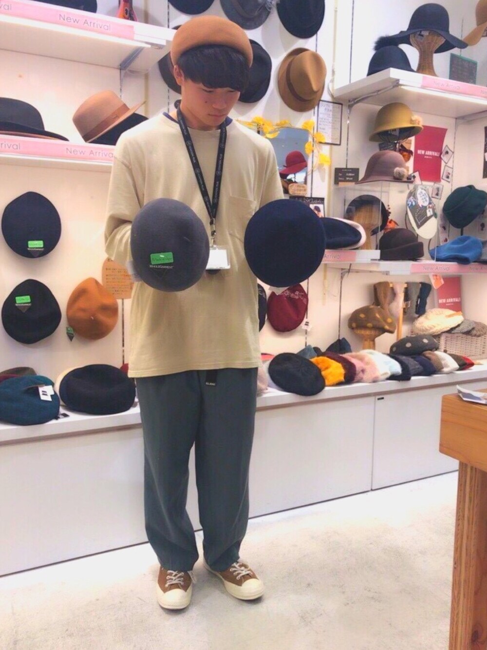 ベージュ系のTシャツ/カットソー、ブラウン系のスニーカー、ブラウン系のスニーカーを着用したメンズの秋コーディネートの1枚目の写真