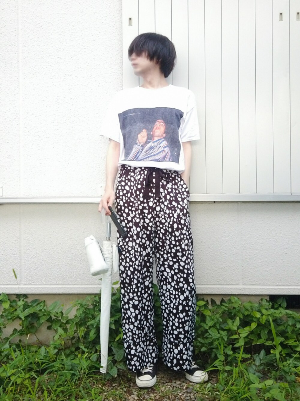 ホワイト系のTシャツ/カットソー、ブラック系のパンツ、ブラック系のスニーカーを着用したメンズの夏コーディネートの1枚目の写真