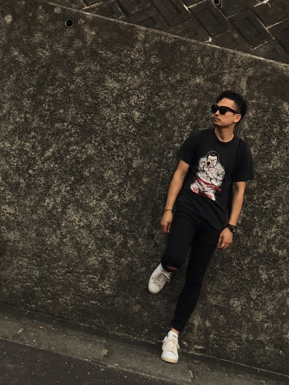 ブラック系のTシャツ/カットソー、ブラック系のバックパック/リュック、ブラック系のパンツを着用したメンズの秋コーディネートの1枚目の写真