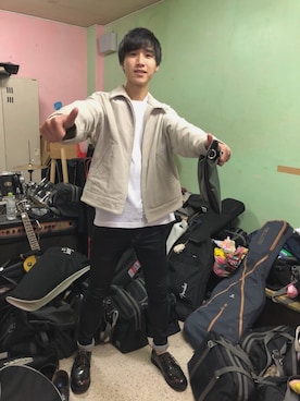 「SPINNS(スピンズ)のアイテム(クラッチバッグ)」を使った、とみんさん(メンズ・173cm)の春コーディネート