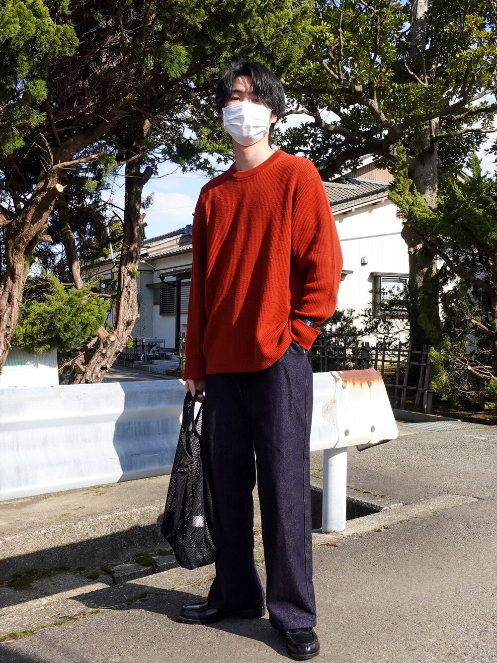 ブルー系のデニムパンツ、ブラック系のトートバッグ、ブラック系のローファーを着用したメンズの冬コーディネートの1枚目の写真