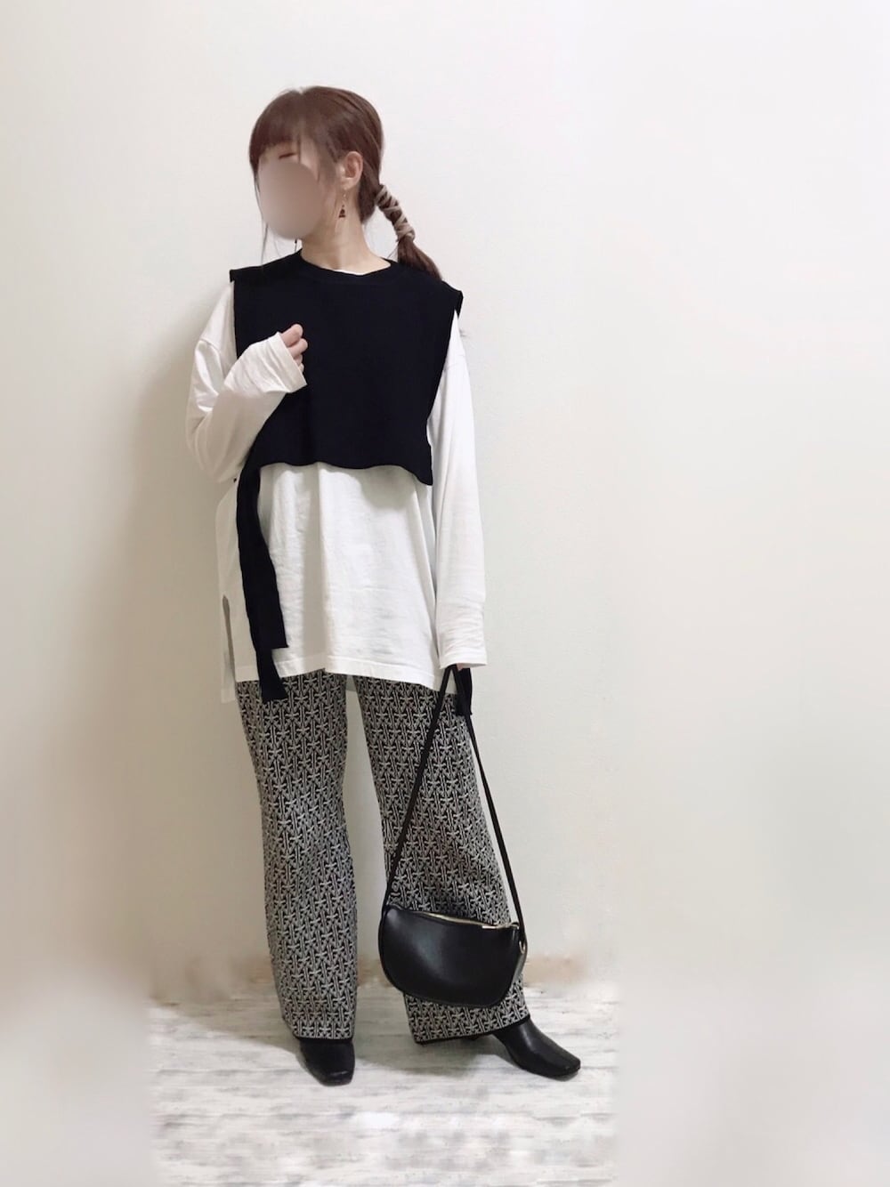 ブラック系のベスト、ホワイト系のTシャツ/カットソー、ブラック系のその他パンツを着用したレディースの冬コーディネートの1枚目の写真