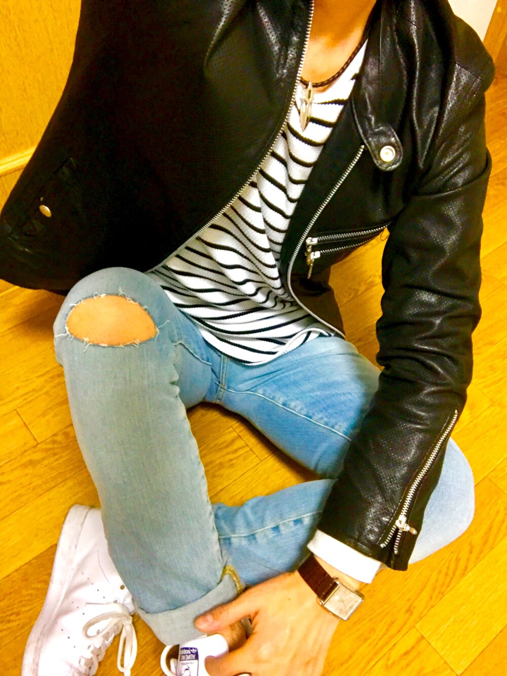 その他のTシャツ/カットソー、ブラック系のライダースジャケット、ブルー系のデニムパンツを着用したメンズの春コーディネートの1枚目の写真