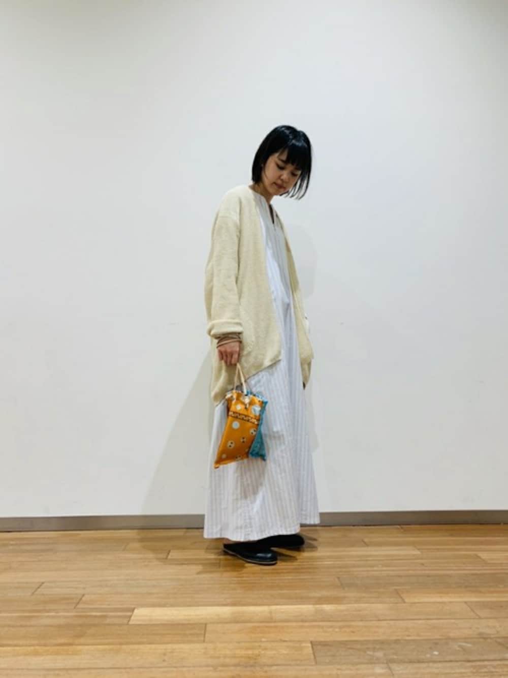タカハシさんの「【unfil】マルベリーシルク ニットカーディガン WOMEN（unfil）」を使ったコーディネートの1枚目の写真