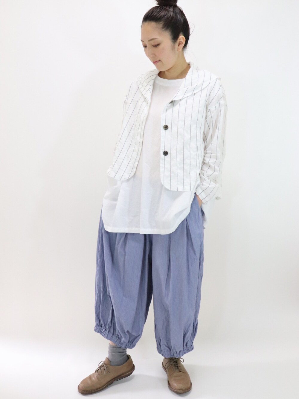 ホワイト系のジャケット/アウター、ホワイト系のシャツ/ブラウス、ブルー系のパンツを着用したレディースの夏コーディネートの1枚目の写真