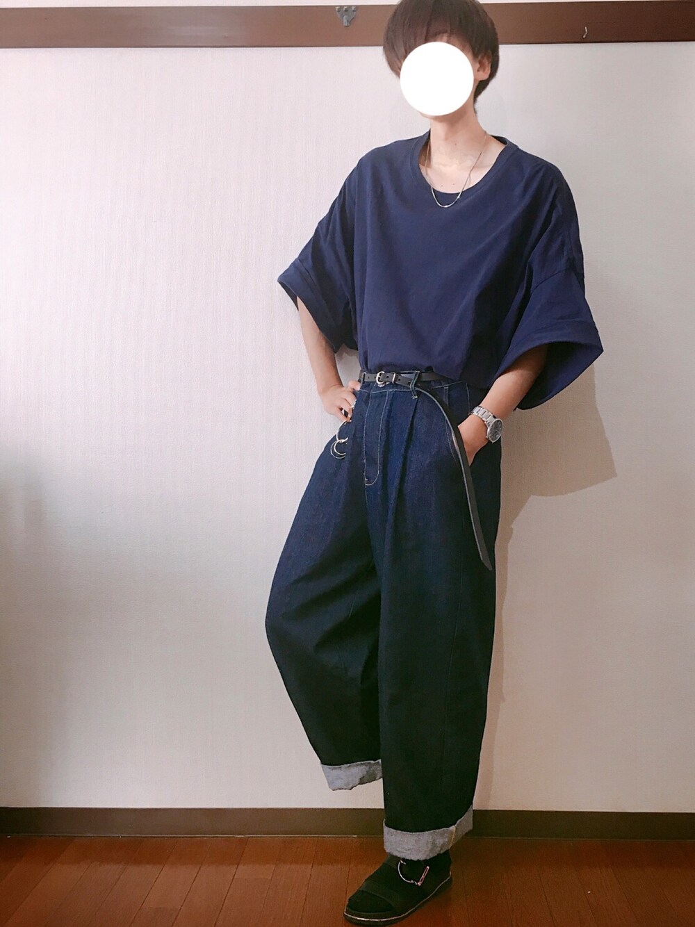 ブルー系のTシャツ/カットソー、ブルー系のデニムパンツ、ブラック系のサンダルを着用したメンズの夏コーディネートの1枚目の写真